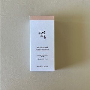 Daily Tinted Fluid Sunscreen - White and Pink